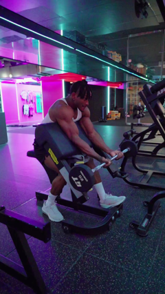 EZ-Bar Preacher Curl